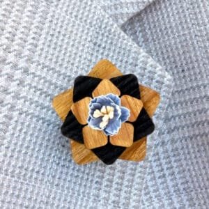 Broche Aconit en Bois pour évènements et Mariages