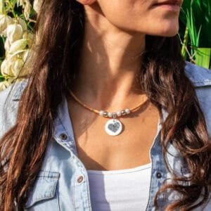 Collier en Liège Médaillon Cœur pour un Style Authentique et Original